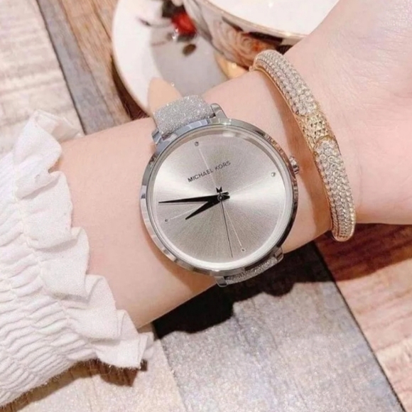 🥈Micharl Kors watch🥈 - Picture 4 of 7